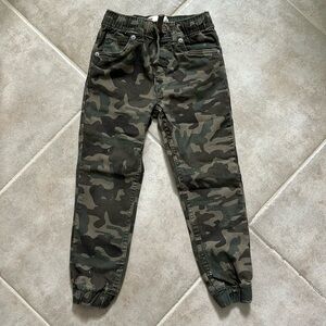 Boys camo Levi’s pants size 6